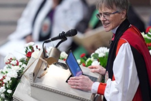 Biskop Mariann Budde predikade för Donald Trump.  Bild: Evan Vucci