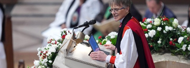 Biskop Mariann Budde predikade för Donald Trump.  Bild: Evan Vucci